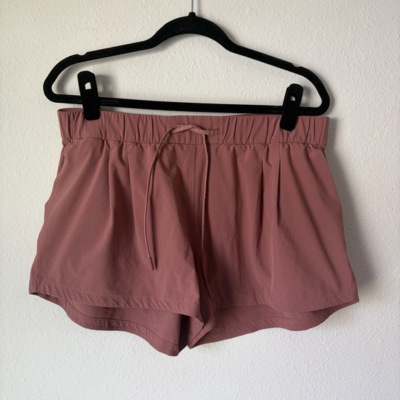 Womens Lululemon Dusty Rose stroll at sundown Shorts – Size 10 - Picture 1 of 4